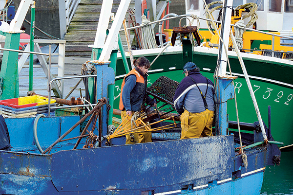 Femme travaillant à bord d'un bateau de pêche