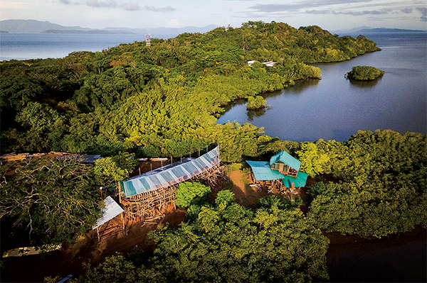 vue aérienne du chantier du trois-mâts Ceiba et des locaux installés à Punta Morales, au Costa Rica.