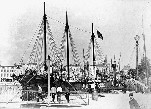 Pontons et bateau-feu au port de la Rochelle