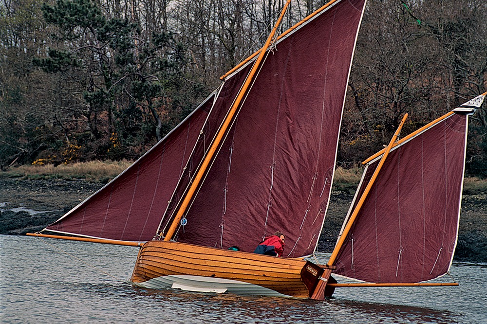 Une carène, des voiles et du vent