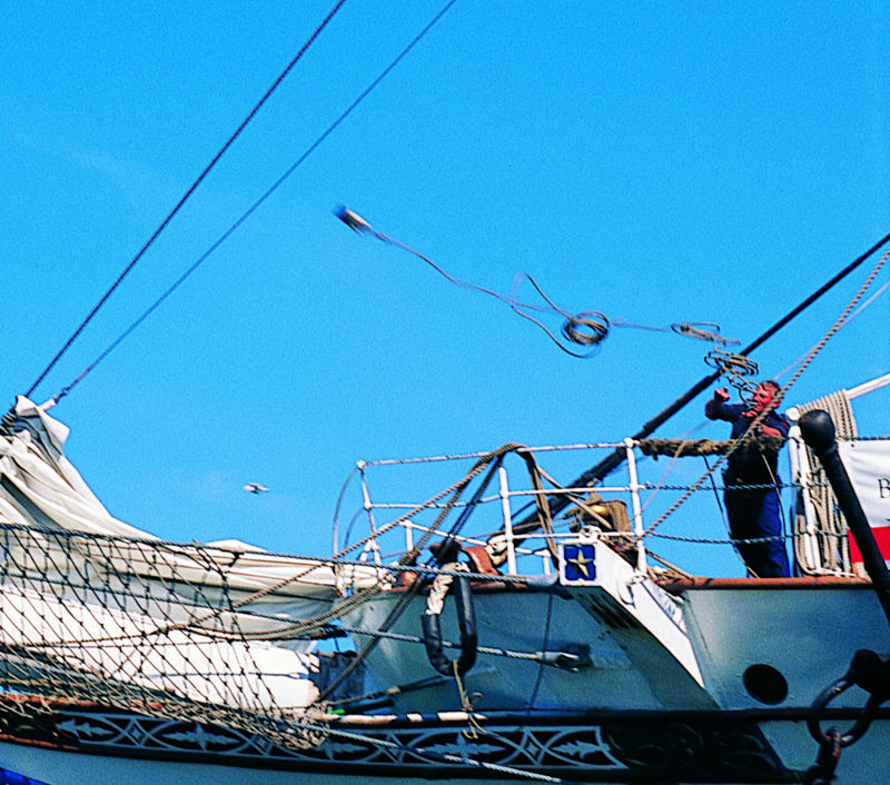 Travaux courants sur le pont – Lancer un cordage