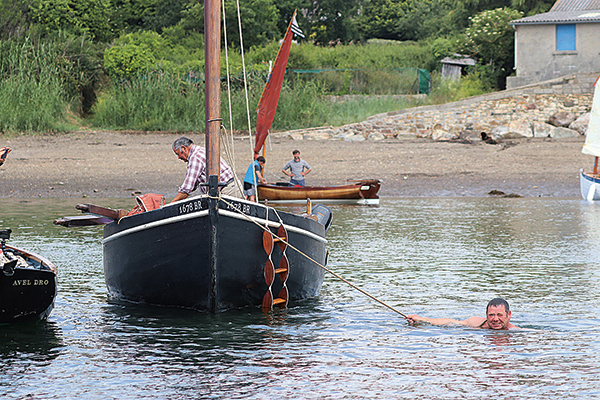 Raymond Brélivet tire son bateau vers l'eau libre.