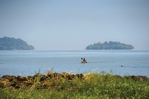 Alimenté par une soixantaine d’affluents, le lac Tana est peu profond (9 mètres en moyenne, 14 mètres au plus), ce qui explique en partie sa forte saisonnalité, à l’instar du Nil bleu, qui prend sa source ici. Certaines de ses trente-sept îles abritent des monastères médiévaux, comme celle que l’on aperçoit ci-dessus derrière Mengistu. À droite, retour de pêche, avec sa masgéria et ses couteaux. 