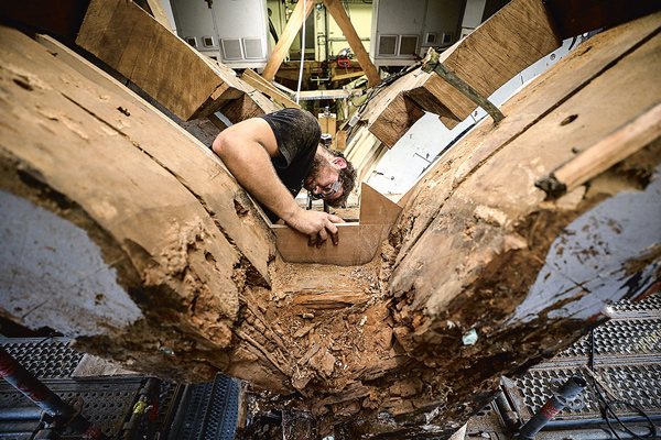 Ouvrier travailant sur la restauration de l'Hermione.