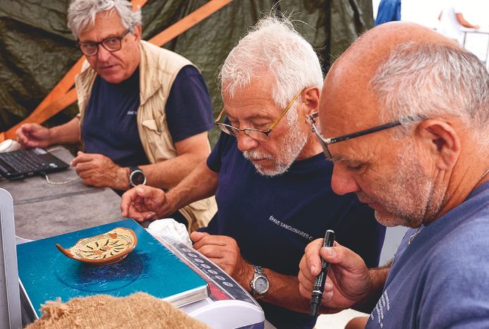 3 membres de l'association analysant des céramiques trouvé sur l'épave du sanguinaires C.
