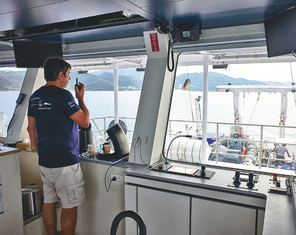 Le commandant supervisant la mise a l'eau du canot semi-rigide depuis sa passerelle.