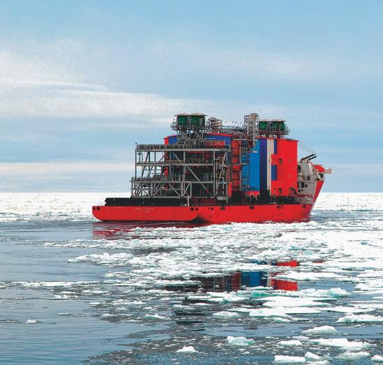 Photo en mer, entouré de glace, du grand transporteur, le BigRoll Beaufort.