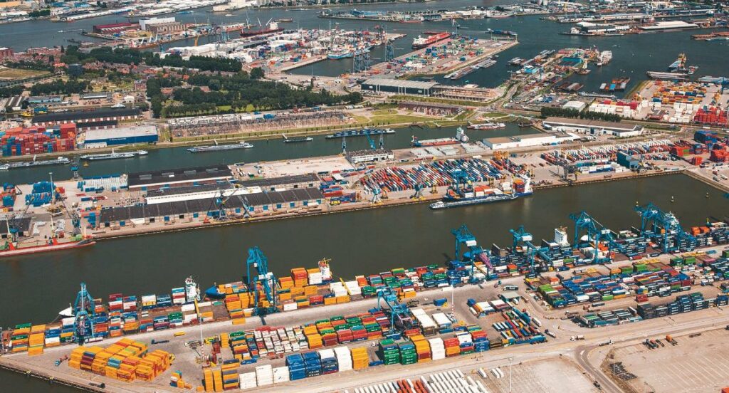 Photo en hauteur du terminal porte-conteneur du port de Rotterdam avec ses très nombreux conteneurs en stationnement sut les quais.