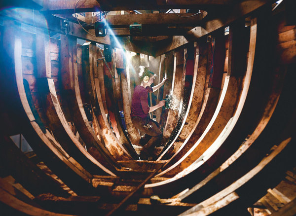 Photo de l'intérieur de la coque du bateau, encore en travaux.