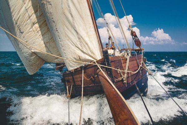 Vue depuis l'avant du bateau en mer.