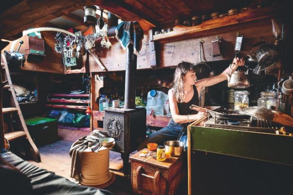 Membre de l'équipage, préparant à manger dans la cale.