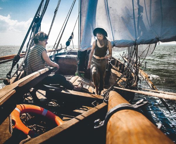 Deux membres de l'équipage, sur le bateau en mer.