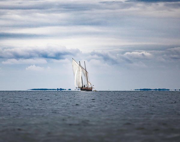 Prise de loin, vue du bateau en mer.