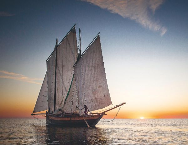 Prise de près, vue du bateau en mer sous le crépuscule.