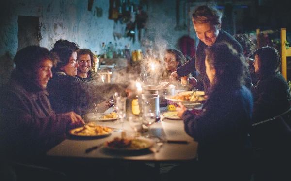 Dîner des membres de l'équipe, le soir.