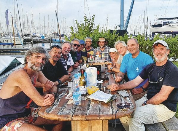 LEs participants du challenge, autour d'une table proche d'un port de plaisance.