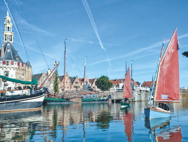 Vu depuis le quai, de plusieurs bateau en mer et à quai.