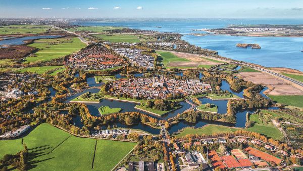 Vue en hauteur de la ville de Naarden et de son port.