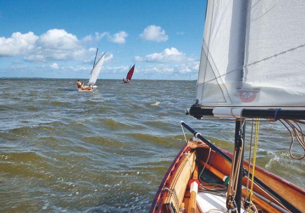 Photo prise à bord d'un bateau, voyant deux autres bateaux en face.