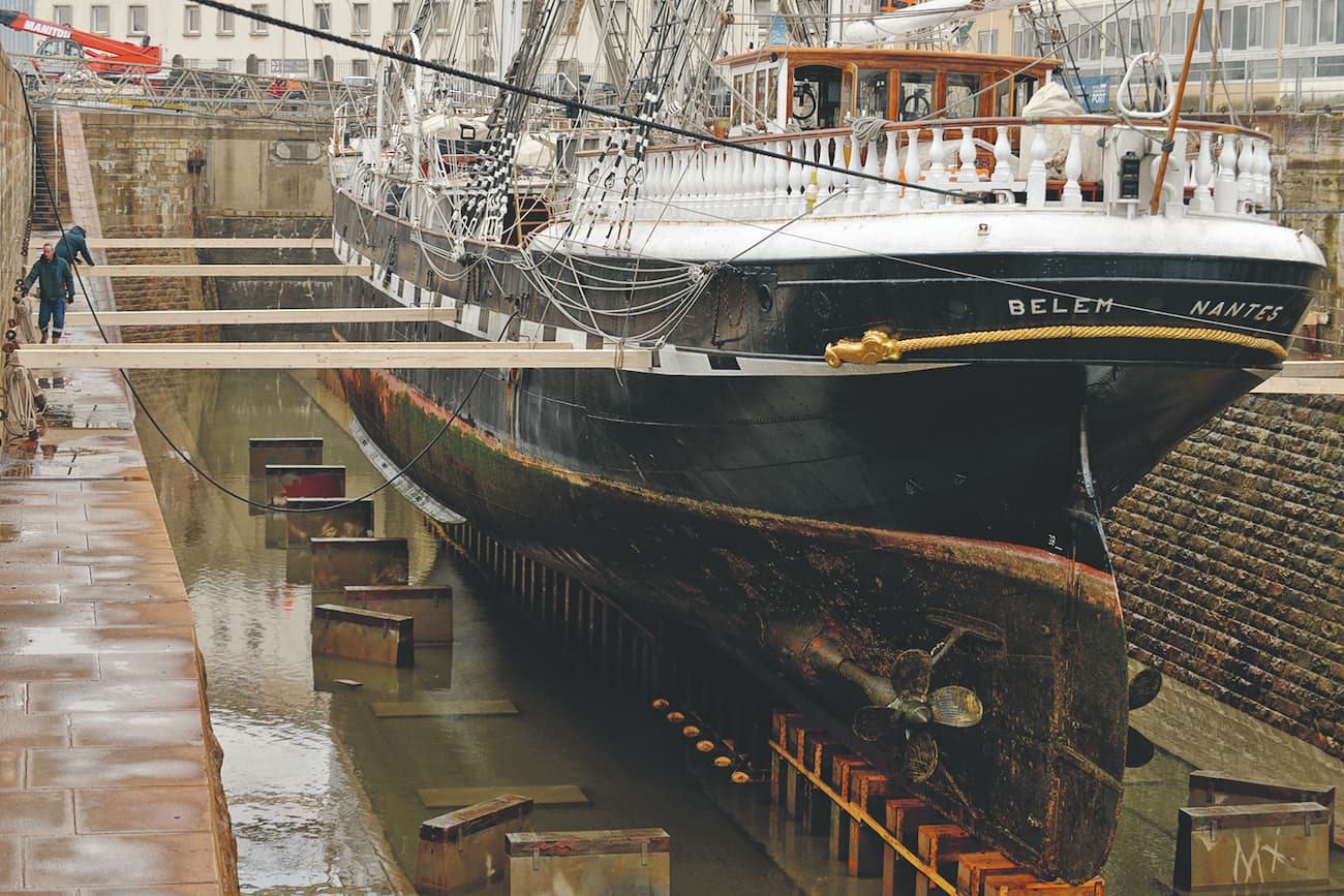 Bateau en bois "Le Belem" à quai