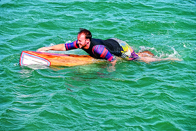 Surfer sur un tronc d’arbre