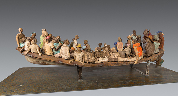 La Barque des migrants,  longue d’un mètre et demi, avec ses soixante personnages en terre cuite, a été créée 
en 2016 en réaction 
à l’actualité poignante, et en hommage aux péris en mer. © Sylvain Durand