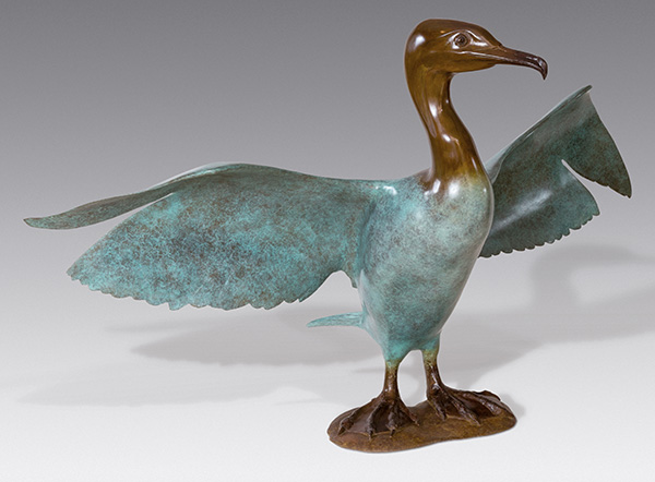 Grand Cormoran aux ailes déployées, un bronze, dont l'envergure atteint 1,30 mètre. 