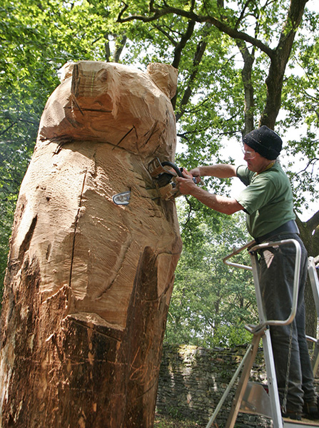 Le sculpteur s'attaque à une œuvre monumentale dans une bille de châtaignier, livrée par l'Office national des forêts (ONF). De retour du Kamtchatka en 2007, il a eu envie de sculpter cet ours qui surveille toujours, du haut de ses 4 mètres, le jardin de La Gacilly. © Anne Smith