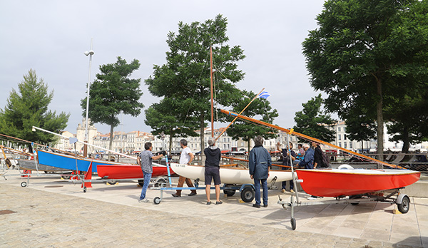 Tandis que certains régataient sur l’eau, d’autres se montraient à terre. Sept dériveurs étaient exposés sur le quai par l’association dont, de gauche à droite, un Argonaute (plan Herbulot de 1942), un P’tit Gars (plan Costantini de 1953), Mar Moth (un Europe de 1965), le Plongeon Le Yar (plan Philippe Dauchez de 1930) et enfin une Yole OK. © Mélanie Joubert