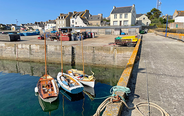 À Molène, trois des bateaux de la flottille – Seil-tic, Creizic et le Penobscot 17 Phine –passent la matinée dans la darse, tandis que leurs équipages partent à la découverte de l’île. © Gwendal Jaffry