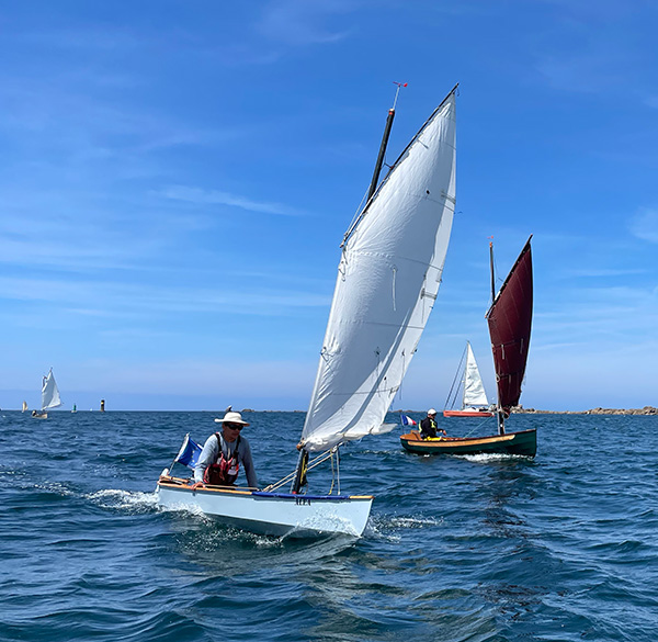 À l’ouvert de l’aber Wrac’h, le Viola Alea à Marco Desardo et le Silmaril Atypic à Yves Montfort illustrent deux écoles  de la navigation légère. Si leur longueur est proche – 4,30 mètres pour le premier,  
4,60 mètres pour le second –, le Viola n’affiche qu’1 mètre de large contre 1,45 mètre pour le Silmaril qui pèse quatre fois le poids de son voisin… © Gwendal Jaffry